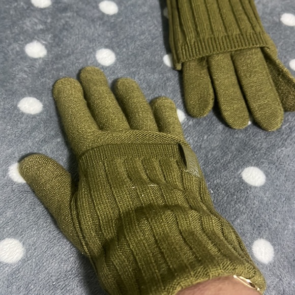 NWOT Nike army green women’s xs/s gloves - Picture 3 of 8